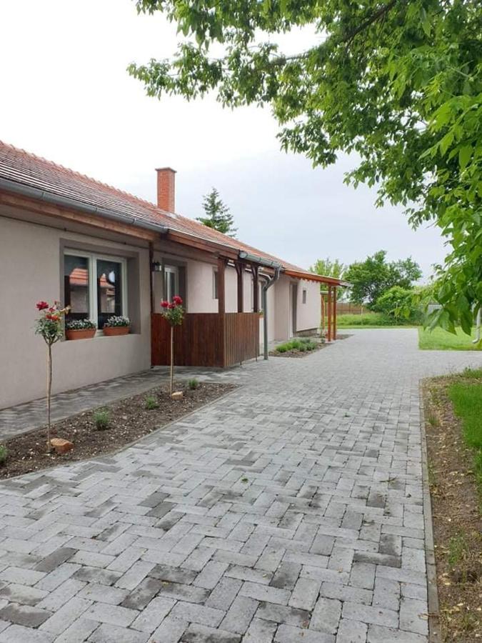 Kajari Apartmanhaz Balatonfőkajár Eksteriør bilde